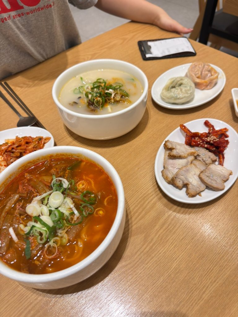 인천공항에서 미슐랭 맛집을 만날 줄은 몰랐습니다 — 황생가칼국수 인천공항에서 미슐랭 맛집을 만날 줄은 몰랐습니다 — 황생가칼국수